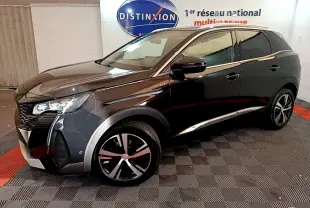 Peugeot 3008 BlueHDi 130 GT noir vu de profil côté gauche dans un showroom avec sol damier.