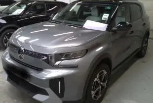 Vue 3/4 avant droit d'un Citroën C3 Aircross électrique gris mercury avec toit noir et jantes 17 pouces.