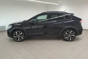 Profil côté gauche du Volkswagen Taigo noir intense 2025 avec jantes alliage 18 pouces Misano et finition R-Line Edition.