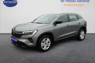 Renault Austral gris schiste métal en 3/4 avant droit, SUV hybride avec jantes alliage et feux LED distinctifs.