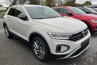 Volkswagen T-Roc gris Ascot en 3/4 avant droit, avec jantes alliage et feux LED distinctifs.