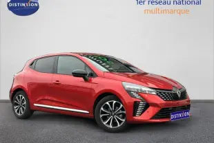 Renault Clio 2025 rouge flamme en vue 3/4 avant droit avec jantes alu et calandre chromée distinctive.