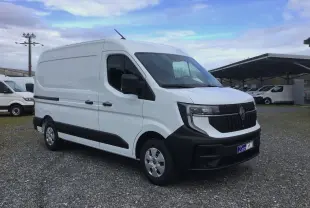 Renault Master blanc en vue 3/4 avant droit sur parking, avec calandre noire et jantes acier argentées.