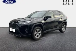 Toyota RAV4 2.5 Hybride noir métallisé vu en 3/4 avant droit, avec jantes alu et calandre noire distinctive.