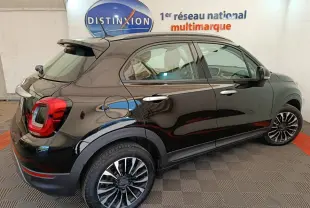 Vue 3/4 arrière droite d'un FIAT 500X noir avec jantes alliage et feux arrière LED dans un showroom.