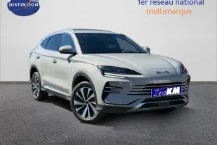 Vue 3/4 avant droit du SUV BYD SEAL U 2026 en Boundless Cloud métallisé avec jantes alu et calandre distinctive.