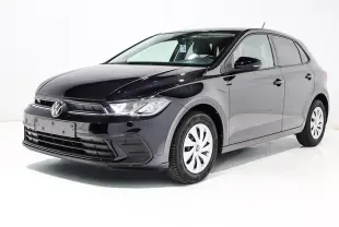 Volkswagen Polo noire vue en 3/4 avant droit, avec jantes blanches et phares allumés sur fond blanc.