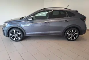 Vue latérale droite d'un Volkswagen Taigo gris cendre 2025 avec jantes alliage noir et argent 18 pouces, finition R-Line Edition.