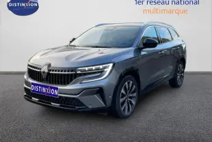 Renault Espace gris 2024 en 3/4 avant droit, avec jantes aluminium et feux LED distinctifs allumés.