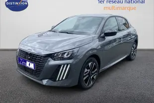 Peugeot 208 Hybrid gris sélénium métal vue 3/4 avant avec feux LED verticaux et jantes alliage noires.