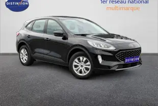 Ford Kuga 2024 noir en vue 3/4 avant droit, avec calandre hexagonale et jantes alliage argentées.