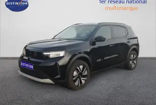Opel Frontera 2025 noir Karbon en 3/4 avant droit, SUV hybride avec jantes bicolores et lignes modernes.