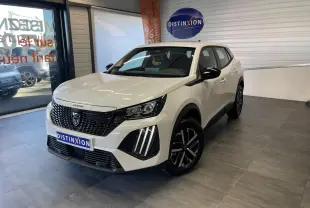 Peugeot 2008 blanc vue 3/4 avant droit en showroom, avec calandre noire et feux LED griffés.
