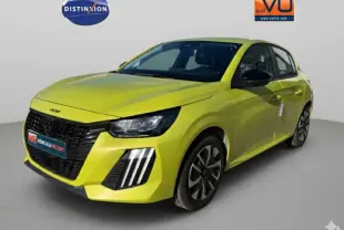 Peugeot 208 jaune vue en 3/4 avant droit, avec calandre noire et feux diurnes à LED distinctifs.