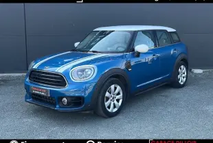 Vue 3/4 avant droite d'une MINI Countryman Cooper Exquisite 2020 bleu avec toit blanc et jantes argentées.