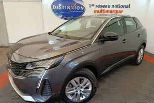 Peugeot 3008 gris foncé vue 3/4 avant droit, avec feux LED et calandre noire distinctive en showroom.
