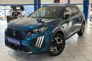 Peugeot 2008 bleu en 3/4 avant droit, avec calandre noire et feux LED à griffes distinctifs.