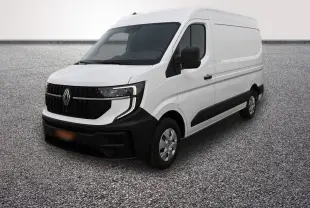 Renault Master blanc en vue 3/4 avant droit, avec calandre noire et feux LED distinctifs.