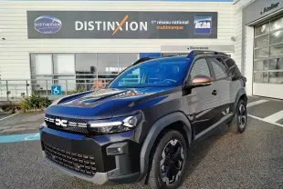 Vue 3/4 avant droite d'un Dacia Bigster noir 2025 avec jantes noires et coques de rétroviseurs bronze métallisé.