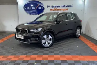 Volvo XC40 Recharge T5 noir en 3/4 avant droit, stationné en intérieur sur sol à damiers gris et orange.