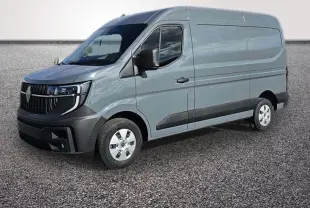 Renault Master gris foncé vu en 3/4 avant droit, avec calandre noire distinctive et feux LED modernes.