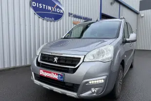 Vue 3/4 avant droit d'un Peugeot Partner Tepee gris 2018 avec feux LED diurnes et plaque "Disponible" visible.