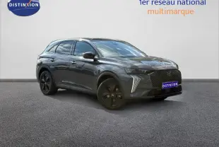 DS7 E-TENSE gris titane vu en 3/4 avant droit, avec jantes noires et feux LED distinctifs allumés.
