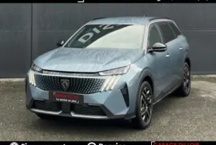 Peugeot 5008 bleu 2024 en 3/4 avant droit, avec calandre distinctive et feux LED verticaux allumés.