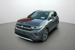 Volkswagen T-Cross TSI 116 DSG7 R-Line gris cendré en 3/4 avant avec jantes alu 18 pouces et barres de toit.