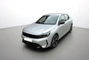 Opel Corsa Hybrid gris kristall vue 3/4 avant droit avec jantes alu noires et calandre noire brillante.