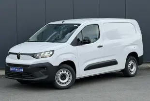 Vue 3/4 avant droit d’un Citroën Berlingo Van XL blanc Icy avec jantes tôles grises et rétroviseurs noirs brillants.