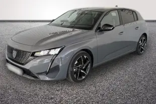 Peugeot 308 Hybrid 145 e-DCS6 Allure gris foncé vue 3/4 avant avec calandre distinctive et phares LED verticaux.