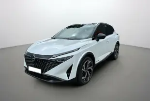 Nissan Qashqai E-Power 205 Tekna Plus blanc lunaire avec toit noir, vue 3/4 avant droit, jantes alu 20 pouces.