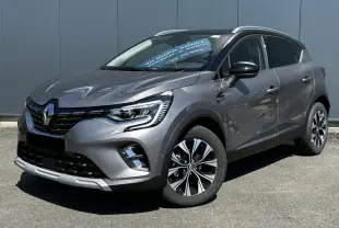 Renault Captur 2024 gris Cassiopée en 3/4 avant droit avec toit noir étoilé et jantes alliage 17 pouces.