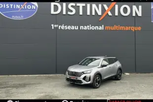 Peugeot 2008 Hybrid gris clair vue 3/4 avant droit, avec calandre distinctive et jantes noires stylisées.