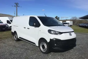 Fourgon blanc Fiat Scudo XL 2024 en 3/4 avant droit, avec pare-chocs noir et jantes acier simples.