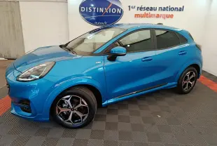Ford Puma 2025 bleu en vue profil côté gauche, finition ST-LINE avec jantes alliage et phares LED ellipsoïdaux.