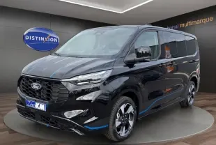 Vue 3/4 avant droite d’un Ford Transit Fourgon noir avec jantes sport et détails bleus sur le bouclier et les bas de caisse.