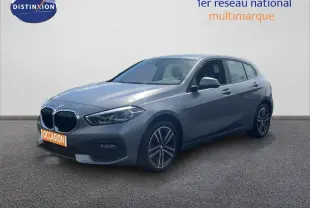 BMW Série 1 116i 2022 gris Frozen Pure Grey vue 3/4 avant droit avec jantes alliage et calandre double haricot.