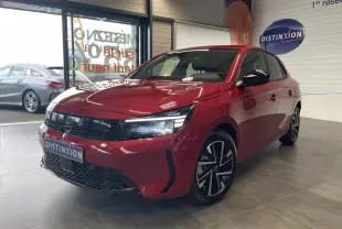 Opel Corsa rouge vue 3/4 avant droit, calandre noire Vizor et jantes alliage 16 pouces diamantées.