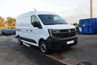 Renault Master blanc en vue 3/4 avant droit, avec calandre noire et feux LED, stationné sur un parking extérieur.