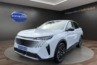 Peugeot 3008 blanc en 3/4 avant droit, avec calandre distinctive et jantes noires stylisées.