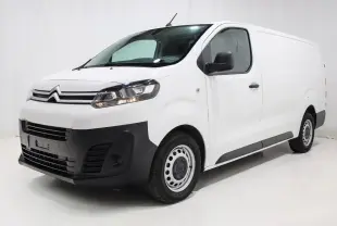 Fourgon blanc Citroën Jumpy XL 2019 vu en 3/4 avant droit avec attelage et jantes acier.