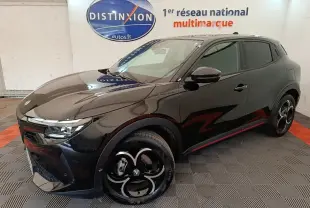 Vue 3/4 avant droit d'une Alfa Romeo Junior 1.2 hybride noire avec jantes noires et détails rouges sur le bas de caisse.