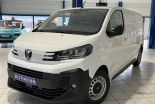 Vue 3/4 avant droit d’un Peugeot Expert Fourgon blanc 2024 avec calandre noire et projecteurs modernes en showroom.