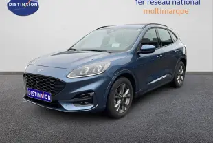 Ford Kuga 2024 bleu vapor metal en 3/4 avant droit, avec calandre noire et jantes alliage foncé.