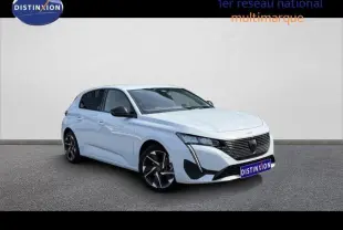 Peugeot 308 hybride blanche Okénite en 3/4 avant droit, avec calandre noire distinctive et jantes alliage.