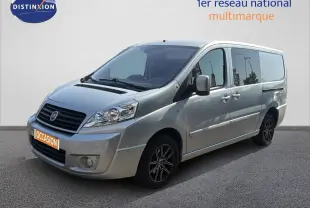 Fiat Scudo Fourgon gris métal vu en 3/4 avant droit, avec jantes alliage noires et vitres teintées.