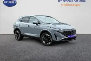 Vue 3/4 avant droit du Nissan Qashqai 2025 gris Argile avec calandre noire et jantes alliage noires.