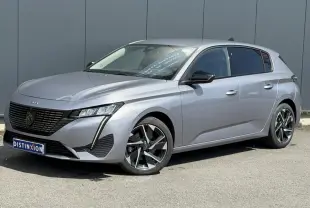 Peugeot 308 gris Artense vue 3/4 avant droit, avec jantes alliage 17'' et calandre noire brillante.